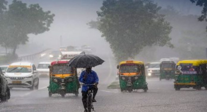 ഉത്തരേന്ത്യയിൽ ശക്തമായ മഴയ്ക്ക് സാധ്യത ; ജാഗ്രതാ നിർദേശം നൽകി അധികൃതർ ഉത്തരേന്ത്യയിൽ ശക്തമായ മഴയ്ക്ക് സാധ്യത ; ജാഗ്രതാ നിർദേശം നൽകി അധികൃതർ