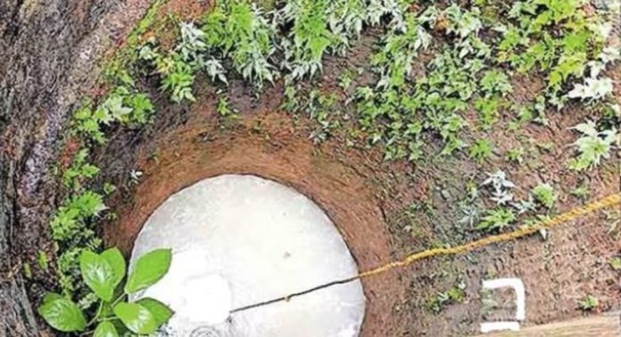 ഫാക്ടറി വളപ്പിൽ പഴകിയ മുട്ട കുഴിച്ചിട്ടു ; പിന്നാലെ സമീപത്തുള്ള കിണർ വെള്ളം പാൽ നിറമായി ഫാക്ടറി വളപ്പിൽ പഴകിയ മുട്ട കുഴിച്ചിട്ടു ; പിന്നാലെ സമീപത്തുള്ള കിണർ വെള്ളം പാൽ നിറമായി