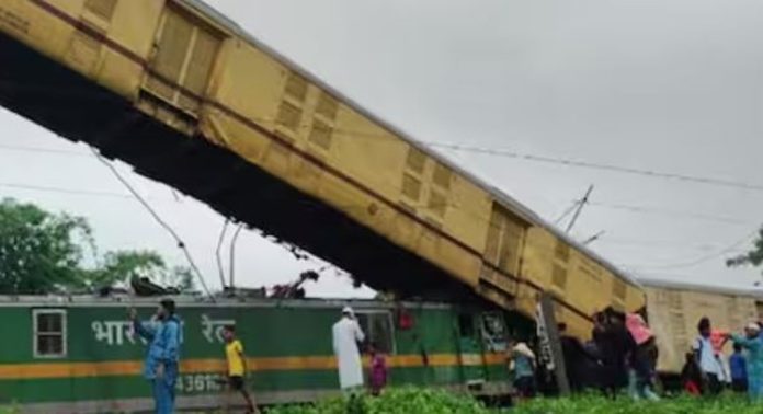 പശ്ചിമ ബംഗാളില് ട്രെയിനുകള് തമ്മിൽ കൂട്ടിയിടിച്ച് വൻ അപകടം ; അഞ്ച് പേർ മരിച്ചു, നിരവധി പേര്ക്ക് പരിക്കേറ്റു പശ്ചിമ ബംഗാളില് ട്രെയിനുകള് തമ്മിൽ കൂട്ടിയിടിച്ച് വൻ അപകടം ; അഞ്ച് പേർ മരിച്ചു, നിരവധി പേര്ക്ക് പരിക്കേറ്റു