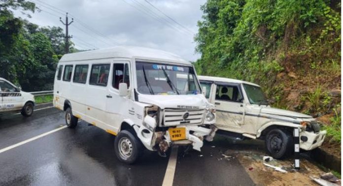 റാന്നി മന്നമരുതിയിൽ ടെമ്പോ ട്രാവലറും ബോലോറ ജീപ്പും തമ്മിൽ കൂട്ടിയിച്ച് അപകടം റാന്നി മന്നമരുതിയിൽ ടെമ്പോ ട്രാവലറും ബോലോറ ജീപ്പും തമ്മിൽ കൂട്ടിയിച്ച് അപകടം