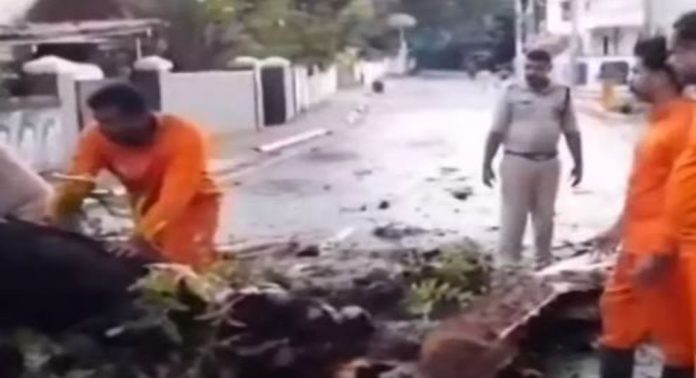 ഫോർട്ട് കൊച്ചിയിൽ വീടിന്റെ മുകളിലേക്ക് മരം വീണ് അപകടം ; വൻ നാശനഷ്ടം ഫോർട്ട് കൊച്ചിയിൽ വീടിന്റെ മുകളിലേക്ക് മരം വീണ് അപകടം ; വൻ നാശനഷ്ടം
