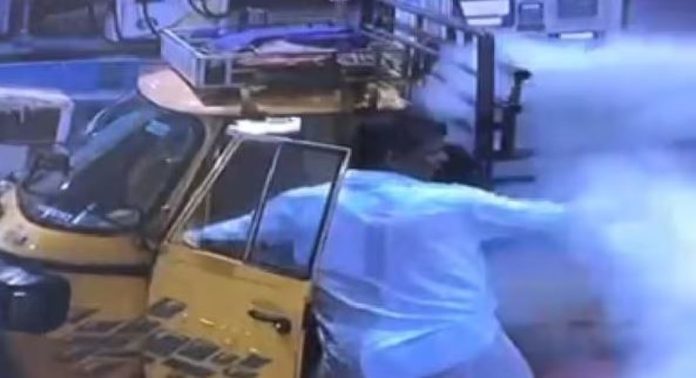 ഇന്ധനം നിറയ്ക്കാനെത്തിയ ഗുഡ്സ് ഓട്ടോയിൽ തീപിടിച്ചു ; ഒടുവിൽ സംഭവിച്ചത്… ഇന്ധനം നിറയ്ക്കാനെത്തിയ ഗുഡ്സ് ഓട്ടോയിൽ തീപിടിച്ചു ; ഒടുവിൽ സംഭവിച്ചത്…