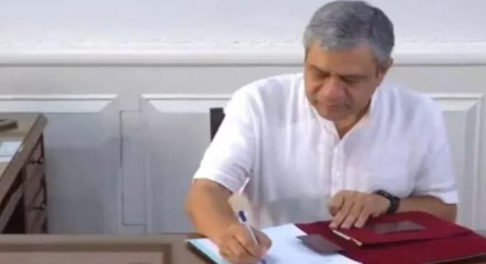 അശ്വിനി വൈഷ്ണവ് റെയിൽവേ മന്ത്രിയായി ചുമതലയേറ്റു അശ്വിനി വൈഷ്ണവ് റെയിൽവേ മന്ത്രിയായി ചുമതലയേറ്റു