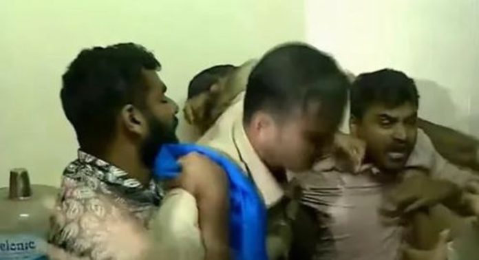 മലപ്പുറത്തെ സീറ്റ് പ്രതിസന്ധി ; കെഎസ്യു, എംഎസ്എഫ് മാര്ച്ചില് വ്യാപക സംഘര്ഷം മലപ്പുറത്തെ സീറ്റ് പ്രതിസന്ധി ; കെഎസ്യു, എംഎസ്എഫ് മാര്ച്ചില് വ്യാപക സംഘര്ഷം
