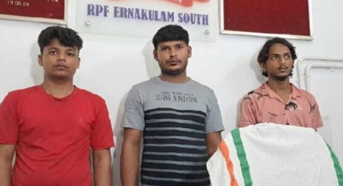 എറണാകുളത്ത് റെയിൽവേ സ്റ്റേഷനുകൾ കേന്ദ്രീകരിച്ച് മോഷണം ; പ്രതികൾ പിടിയിൽ എറണാകുളത്ത് റെയിൽവേ സ്റ്റേഷനുകൾ കേന്ദ്രീകരിച്ച് മോഷണം ; പ്രതികൾ പിടിയിൽ