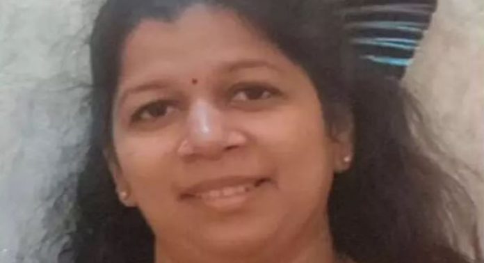 ഭർത്താവിനൊപ്പം സ്കൂട്ടറിൽ സഞ്ചരിക്കവെ ലോറിയിടിച്ച് യുവതി മരിച്ചു ഭർത്താവിനൊപ്പം സ്കൂട്ടറിൽ സഞ്ചരിക്കവെ ലോറിയിടിച്ച് യുവതി മരിച്ചു
