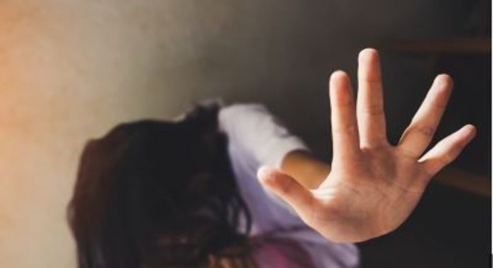 മകളോട് മോശമായി പെരുമാറി ; പിന്നാലെ 59-കാരന്റെ മൂക്കിനിടിച്ച് അമ്മ, പ്രതി അറസ്റ്റിൽ മകളോട് മോശമായി പെരുമാറി ; പിന്നാലെ 59-കാരന്റെ മൂക്കിനിടിച്ച് അമ്മ, പ്രതി അറസ്റ്റിൽ