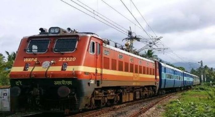 ലോക്കോ പൈലറ്റ് സമരം മൂലം ട്രെയിൻ റദ്ദാക്കിയ നടപടി ; യാത്രക്കാര് പ്രതിസന്ധിയിൽ ലോക്കോ പൈലറ്റ് സമരം മൂലം ട്രെയിൻ റദ്ദാക്കിയ നടപടി ; യാത്രക്കാര് പ്രതിസന്ധിയിൽ
