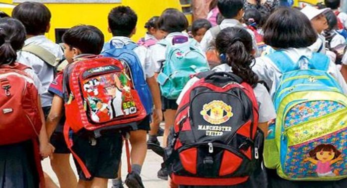 ശക്തമായ മഴ ; കുട്ടികളെ ഷൂസ് ധരിച്ച് സ്കൂളില് എത്താന് നിര്ബന്ധിക്കരുത്, അപേക്ഷയുമായി രക്ഷിതാക്കൾ ശക്തമായ മഴ ; കുട്ടികളെ ഷൂസ് ധരിച്ച് സ്കൂളില് എത്താന് നിര്ബന്ധിക്കരുത്, അപേക്ഷയുമായി രക്ഷിതാക്കൾ