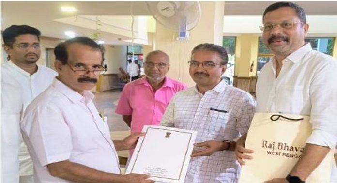 മത്സ്യമേഖലയിലെ പരിഷ്കരണം ; ആനന്ദബോസ് റിപ്പോർട്ട് കേന്ദ്രമന്ത്രിക്ക് കൈമാറി മത്സ്യമേഖലയിലെ പരിഷ്കരണം ; ആനന്ദബോസ് റിപ്പോർട്ട് കേന്ദ്രമന്ത്രിക്ക് കൈമാറി