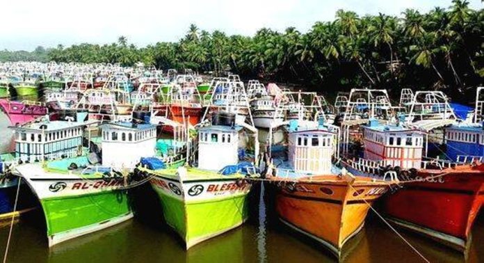സംസ്ഥാനത്ത് ട്രോളിംഗ് നിരോധനം തുടങ്ങി ; ബോട്ടുകൾ തീരമണഞ്ഞു സംസ്ഥാനത്ത് ട്രോളിംഗ് നിരോധനം തുടങ്ങി ; ബോട്ടുകൾ തീരമണഞ്ഞു