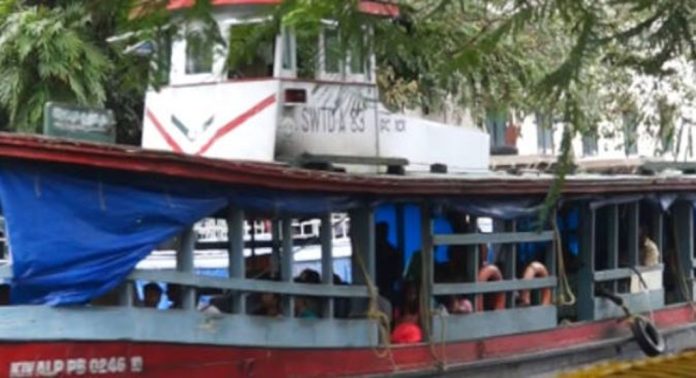 പാണാവള്ളി പഞ്ചായത്തിലെ തുരുത്ത് നിവാസികൾ നാടുവിടുന്നു ; കാരണം ഇതാണ്… പാണാവള്ളി പഞ്ചായത്തിലെ തുരുത്ത് നിവാസികൾ നാടുവിടുന്നു ; കാരണം ഇതാണ്…