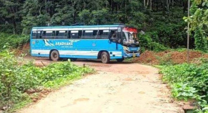 ചെറിയ പാലം അപകടാവസ്ഥയിൽ ; തിരിഞ്ഞുനോക്കാതെ അധികൃതർ, യാത്രക്കാർ ദുരിതത്തിൽ ചെറിയ പാലം അപകടാവസ്ഥയിൽ ; തിരിഞ്ഞുനോക്കാതെ അധികൃതർ, യാത്രക്കാർ ദുരിതത്തിൽ