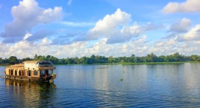 വേമ്പനാട്ടുകായലിന് ഒടുവിൽ ശാപമോക്ഷം ; വര്ഷങ്ങളായ് അടിഞ്ഞു കൂടിയ മണ്ണും ചെളിയും മാറ്റാൻ തീരുമാനം, സര്ക്കാര് അനുമതി ഉടന് വേമ്പനാട്ടുകായലിന് ഒടുവിൽ ശാപമോക്ഷം ; വര്ഷങ്ങളായ് അടിഞ്ഞു കൂടിയ മണ്ണും ചെളിയും മാറ്റാൻ തീരുമാനം, സര്ക്കാര് അനുമതി ഉടന്