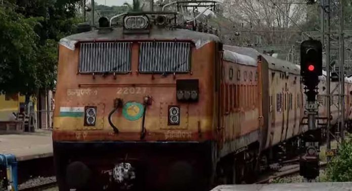 ആര് പി എഫ് നടപ്പാക്കിയ മേരി സഹേലി (എന്റെ കൂട്ടുകാരി)യുടെ സേവനം പ്രതിദിനം ശരാശരി 200 സ്ത്രീ യാത്രക്കാര് ഉപയോഗപ്പെടുത്തുന്നതായി റെയില്വേ ആര് പി എഫ് നടപ്പാക്കിയ മേരി സഹേലി (എന്റെ കൂട്ടുകാരി)യുടെ സേവനം പ്രതിദിനം ശരാശരി 200 സ്ത്രീ യാത്രക്കാര് ഉപയോഗപ്പെടുത്തുന്നതായി റെയില്വേ