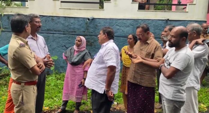 ജണ്ടായിക്കൽ-വലിയകുളം-അത്തിക്കയം റോഡ് പരിശോധനക്ക് എത്തിയ മരാമത്ത് വകുപ്പ് ഉദ്യോഗസ്ഥർക്കെതിരെ നാട്ടുകാർ പ്രതിഷേധിച്ചു ജണ്ടായിക്കൽ-വലിയകുളം-അത്തിക്കയം റോഡ് പരിശോധനക്ക് എത്തിയ മരാമത്ത് വകുപ്പ് ഉദ്യോഗസ്ഥർക്കെതിരെ നാട്ടുകാർ പ്രതിഷേധിച്ചു