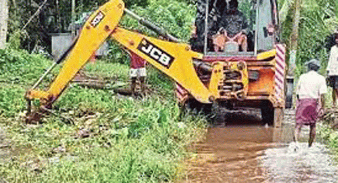 മഴ മാറിയിട്ടും ദുരിതംമാറാതെ താഴ്ന്ന പ്രദേശങ്ങൾ മഴ മാറിയിട്ടും ദുരിതംമാറാതെ താഴ്ന്ന പ്രദേശങ്ങൾ