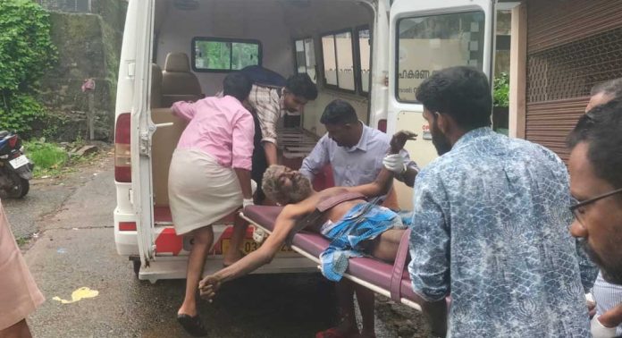കോന്നിയിൽ അവശനിലയിൽ കിടന്നിരുന്ന മധ്യവയസ്കനെ സ്നേഹാലയത്തിൽ പ്രവേശിപ്പിച്ചു കോന്നിയിൽ അവശനിലയിൽ കിടന്നിരുന്ന മധ്യവയസ്കനെ സ്നേഹാലയത്തിൽ പ്രവേശിപ്പിച്ചു
