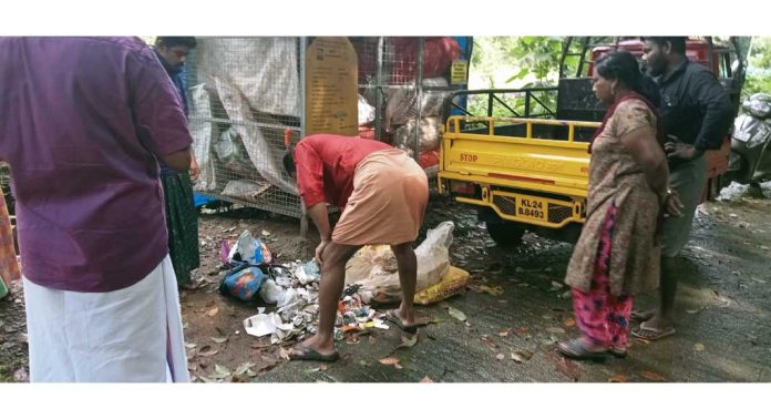 റാന്നിയിൽ പഞ്ചായത്തു സ്ഥാപിച്ച എം.സി.എഫിന് മുന്നില് അനധികൃതമായി മാലിന്യം തള്ളിയവര് പിടിയില് റാന്നിയിൽ പഞ്ചായത്തു സ്ഥാപിച്ച എം.സി.എഫിന് മുന്നില് അനധികൃതമായി മാലിന്യം തള്ളിയവര് പിടിയില്