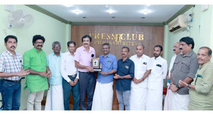 പ്രൊഫ. കെ.വി.തമ്പി പതിനൊന്നാമത് അനുസ്മരണവും മികച്ച മാധ്യമ പ്രവർത്തകനുള്ള പുരസ്ക്കാരം സജിത്ത് പരമേശ്വരനും നൽകി പ്രൊഫ. കെ.വി.തമ്പി പതിനൊന്നാമത് അനുസ്മരണവും മികച്ച മാധ്യമ പ്രവർത്തകനുള്ള പുരസ്ക്കാരം സജിത്ത് പരമേശ്വരനും നൽകി