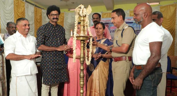 വിദ്യാർത്ഥികൾ പഠനത്തോടൊപ്പം സാമൂഹിക പ്രതിബദ്ധതയുള്ളവരായി മാറണമെന്ന് ജില്ലാ പോലീസ് മേധാവി വി അജിത്ത് വിദ്യാർത്ഥികൾ പഠനത്തോടൊപ്പം സാമൂഹിക പ്രതിബദ്ധതയുള്ളവരായി മാറണമെന്ന് ജില്ലാ പോലീസ് മേധാവി വി അജിത്ത്