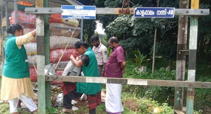 വഴിയരികിൽ മാലിന്യം തള്ളിയവരെ റാന്നി പഞ്ചായത്ത് പ്രസിഡന്റിൻ്റെ നേതൃത്വത്തിൽ കൈയ്യോടെ പിടികൂടി വഴിയരികിൽ മാലിന്യം തള്ളിയവരെ റാന്നി പഞ്ചായത്ത് പ്രസിഡന്റിൻ്റെ നേതൃത്വത്തിൽ കൈയ്യോടെ പിടികൂടി