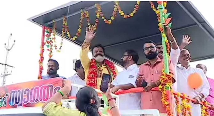 തൃശൂർ മണ്ഡലത്തിൽ വിജയിച്ച സുരേഷ് ഗോപിയുടെ റോഡ് ഷോ ആരംഭിച്ചു തൃശൂർ മണ്ഡലത്തിൽ വിജയിച്ച സുരേഷ് ഗോപിയുടെ റോഡ് ഷോ ആരംഭിച്ചു