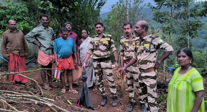 വീടിനുള്ളിൽ നിന്നും മൂർഖനെ പിടികൂടി വീടിനുള്ളിൽ നിന്നും മൂർഖനെ പിടികൂടി
