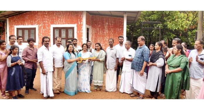 സാമൂഹിക പ്രവർത്തക ഡോ.എം. എസ് .സുനിൽ പണിത് നൽകുന്ന 311 – മത് സ്നേഹഭവനം സാമൂഹിക പ്രവർത്തക ഡോ.എം. എസ് .സുനിൽ പണിത് നൽകുന്ന 311 – മത് സ്നേഹഭവനം