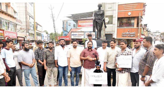പത്തനംതിട്ട നഗരസഭയിൽ ഡെങ്കിപനി വ്യാപകം : പ്രതിഷേധവുമായി കോൺഗ്രസ് ബൂത്ത് കമ്മിറ്റി പത്തനംതിട്ട നഗരസഭയിൽ ഡെങ്കിപനി വ്യാപകം : പ്രതിഷേധവുമായി കോൺഗ്രസ് ബൂത്ത് കമ്മിറ്റി