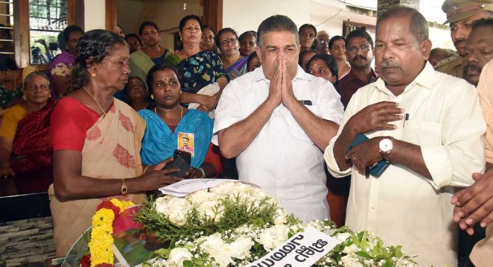 ആകാശിനും നാട് വിട നല്കി ; പന്തളം മുടിയൂര്ക്കോണം സ്വദേശി ആകാശ് ശശിധരന് നായരുടെ സംസ്കാരം നടന്നു ആകാശിനും നാട് വിട നല്കി ; പന്തളം മുടിയൂര്ക്കോണം സ്വദേശി ആകാശ് ശശിധരന് നായരുടെ സംസ്കാരം നടന്നു