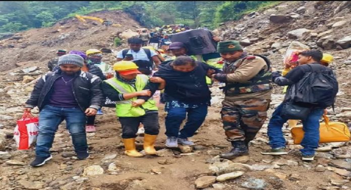 സിക്കിമിൽ കുടുങ്ങിയ വിനോദസഞ്ചാരികളെ സഹായിക്കാൻ സൈന്യത്തിന്റെ ത്രിശക്തി സിക്കിമിൽ കുടുങ്ങിയ വിനോദസഞ്ചാരികളെ സഹായിക്കാൻ സൈന്യത്തിന്റെ ത്രിശക്തി