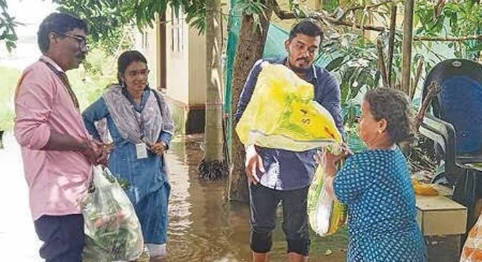 കരിങ്ങാലിപ്പാടത്തിന്റെ തീരത്തും വെള്ളം കരിങ്ങാലിപ്പാടത്തിന്റെ തീരത്തും വെള്ളം