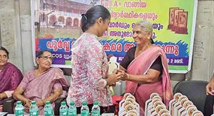 കരുവാറ്റ സതീർഥ്യർ സ്നേഹക്കൂട്ടായ്മ എസ്.എസ്.എൽ.സി. പരീക്ഷയിൽ എല്ലാ വിഷയങ്ങൾക്കും എ പ്ലസ് നേടിയ കുട്ടികളെ അനുമോദിച്ചു കരുവാറ്റ സതീർഥ്യർ സ്നേഹക്കൂട്ടായ്മ എസ്.എസ്.എൽ.സി. പരീക്ഷയിൽ എല്ലാ വിഷയങ്ങൾക്കും എ പ്ലസ് നേടിയ കുട്ടികളെ അനുമോദിച്ചു