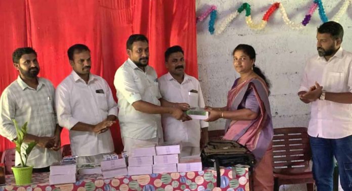 കല്ലേലി ജിജെഎംയുപി സ്കൂളിലെ കുട്ടികൾക്ക് എസ്ഡിപിഐ പഠന സാമഗ്രികൾ നൽകി കല്ലേലി ജിജെഎംയുപി സ്കൂളിലെ കുട്ടികൾക്ക് എസ്ഡിപിഐ പഠന സാമഗ്രികൾ നൽകി