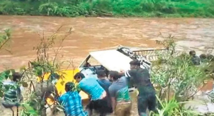 ദക്ഷിണ കന്നട ജില്ലയിൽ പുഴയിൽ പൊടുന്നനെ ജലനിരപ്പ് ഉയർന്നു ; വാഹനങ്ങൾ മുങ്ങി ദക്ഷിണ കന്നട ജില്ലയിൽ പുഴയിൽ പൊടുന്നനെ ജലനിരപ്പ് ഉയർന്നു ; വാഹനങ്ങൾ മുങ്ങി