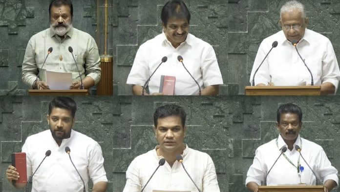 ഭരണഘടന ഉയർത്തിക്കാട്ടി കോൺഗ്രസ് എംപിമാർ ; കേരളത്തിൽ നിന്ന് 17 പേർ സത്യപ്രതിജ്ഞ ചെയ്തു ഭരണഘടന ഉയർത്തിക്കാട്ടി കോൺഗ്രസ് എംപിമാർ ; കേരളത്തിൽ നിന്ന് 17 പേർ സത്യപ്രതിജ്ഞ ചെയ്തു