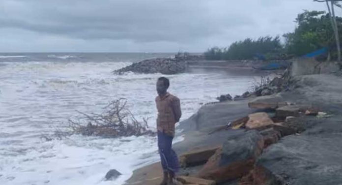 അമ്പലപ്പുഴയുടെ വിവിധ തീരങ്ങളിൽ കടൽ കയറ്റം ശക്തമായി അമ്പലപ്പുഴയുടെ വിവിധ തീരങ്ങളിൽ കടൽ കയറ്റം ശക്തമായി