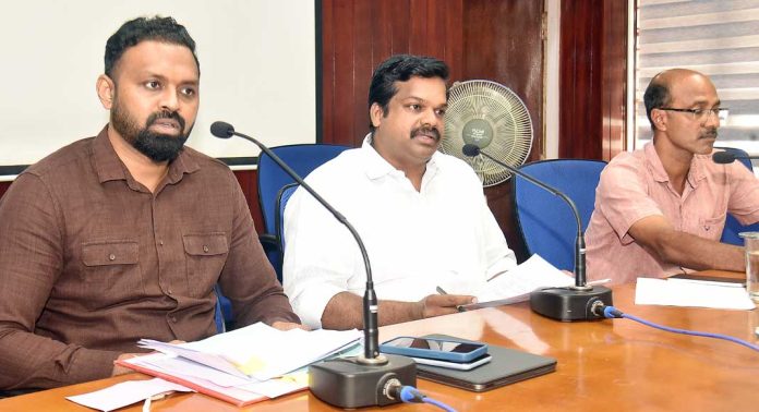 കോന്നി മണ്ഡലത്തിലെ പദ്ധതികളുടെ അവലോകന യോഗം ചേര്ന്നു കോന്നി മണ്ഡലത്തിലെ പദ്ധതികളുടെ അവലോകന യോഗം ചേര്ന്നു