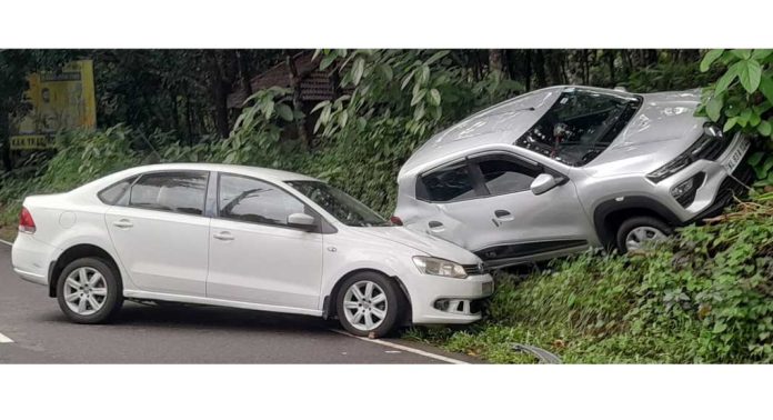എലിമുള്ളുംപ്ലാക്കലിൽ കാറുകൾ തമ്മിൽ കൂട്ടിയിടിച്ച് അപകടം എലിമുള്ളുംപ്ലാക്കലിൽ കാറുകൾ തമ്മിൽ കൂട്ടിയിടിച്ച് അപകടം