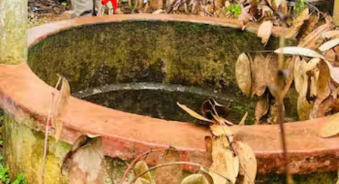 ഓമശ്ശേരിയിൽ കനത്ത മഴയ്ക്കിടെ വീട്ടുമുറ്റത്തെ കിണര് ഇടിഞ്ഞു താഴ്ന്നു ഓമശ്ശേരിയിൽ കനത്ത മഴയ്ക്കിടെ വീട്ടുമുറ്റത്തെ കിണര് ഇടിഞ്ഞു താഴ്ന്നു