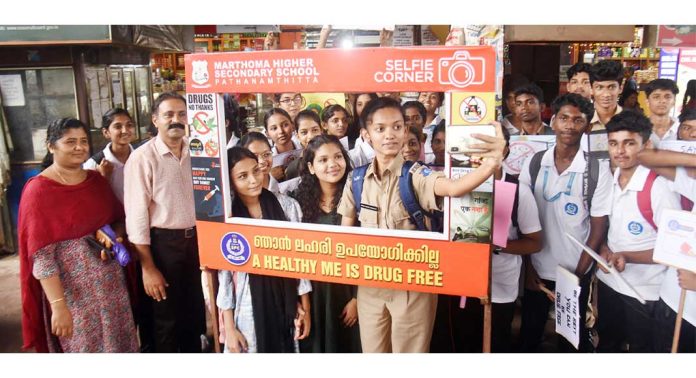 സെൽഫി കോർണറൊരുക്കി ലഹരിവിരുദ്ധ സന്ദേശവുമായി സ്റ്റുഡൻറ് പോലീസ് കേഡറ്റ്സ് സെൽഫി കോർണറൊരുക്കി ലഹരിവിരുദ്ധ സന്ദേശവുമായി സ്റ്റുഡൻറ് പോലീസ് കേഡറ്റ്സ്