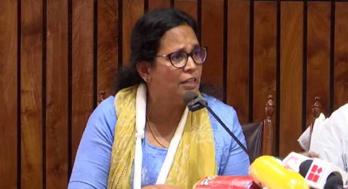 രാഷ്ട്രീയ ലാഭത്തിന് വേണ്ടി സി.പി.എം പുലർത്തുന്നത് ആർ.എസ്.എസ് തന്ത്രം ; അടിയന്തര പ്രമേയ ചർച്ചയിൽ മുഖ്യനെതിരെ കെ.കെ രമ രാഷ്ട്രീയ ലാഭത്തിന് വേണ്ടി സി.പി.എം പുലർത്തുന്നത് ആർ.എസ്.എസ് തന്ത്രം ; അടിയന്തര പ്രമേയ ചർച്ചയിൽ മുഖ്യനെതിരെ കെ.കെ രമ