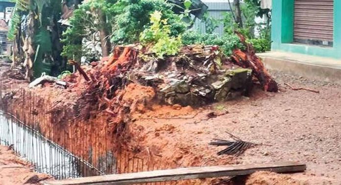 ഏഴംകുളം – കൈപ്പട്ടൂർ റോഡ് പണിയിൽ അപാകതയെന്ന് പരാതി ഏഴംകുളം – കൈപ്പട്ടൂർ റോഡ് പണിയിൽ അപാകതയെന്ന് പരാതി