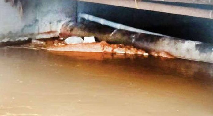 ഏഴംകുളം-കൈപ്പട്ടൂർ റോഡിലെ പാലത്തിനടിയിലെ പൈപ്പുകൾ ഉയർത്തിസ്ഥാപിക്കും ഏഴംകുളം-കൈപ്പട്ടൂർ റോഡിലെ പാലത്തിനടിയിലെ പൈപ്പുകൾ ഉയർത്തിസ്ഥാപിക്കും