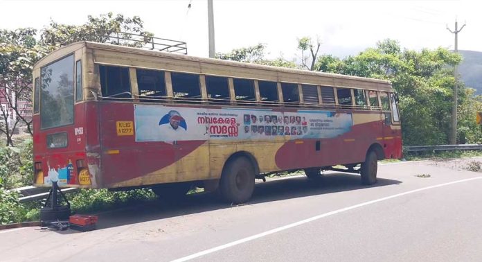 ഓട്ടത്തിനിടെ കെ.എസ്.ആർ. ടി.സി ബസിന്റെ പ്ലേറ്റ് സെറ്റ് ഇളകി മാറി ഓട്ടത്തിനിടെ കെ.എസ്.ആർ. ടി.സി ബസിന്റെ പ്ലേറ്റ് സെറ്റ് ഇളകി മാറി