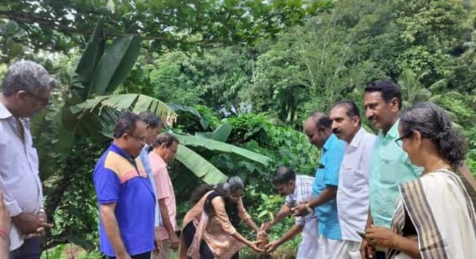കുമ്പഴ ഈസ്റ്റ് റസിഡൻസ് അസോസിയേഷന്റെ നേതൃത്വത്തിൽ ലോക പരിസ്ഥിതി ദിനം ആചരിച്ചു കുമ്പഴ ഈസ്റ്റ് റസിഡൻസ് അസോസിയേഷന്റെ നേതൃത്വത്തിൽ ലോക പരിസ്ഥിതി ദിനം ആചരിച്ചു
