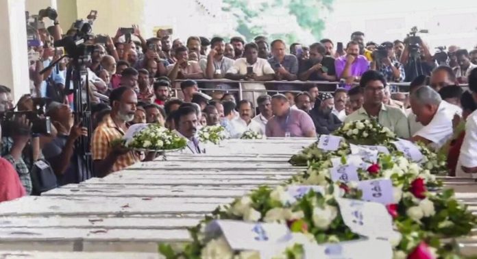 പ്രത്യേകം തയ്യാറാക്കിയ ആംബുലൻസുകളിൽ പോലീസ് അകമ്പടിയോടെ 31 മൃതദേഹങ്ങളും വഹിച്ച് ജന്മനാട്ടിലേക്ക് അവസാന യാത പ്രത്യേകം തയ്യാറാക്കിയ ആംബുലൻസുകളിൽ പോലീസ് അകമ്പടിയോടെ 31 മൃതദേഹങ്ങളും വഹിച്ച് ജന്മനാട്ടിലേക്ക് അവസാന യാത