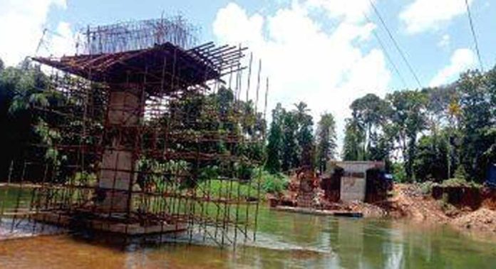 കോമളം പുതിയ പാലം : നിർമ്മാണം പുരോഗമിക്കുന്നു കോമളം പുതിയ പാലം : നിർമ്മാണം പുരോഗമിക്കുന്നു