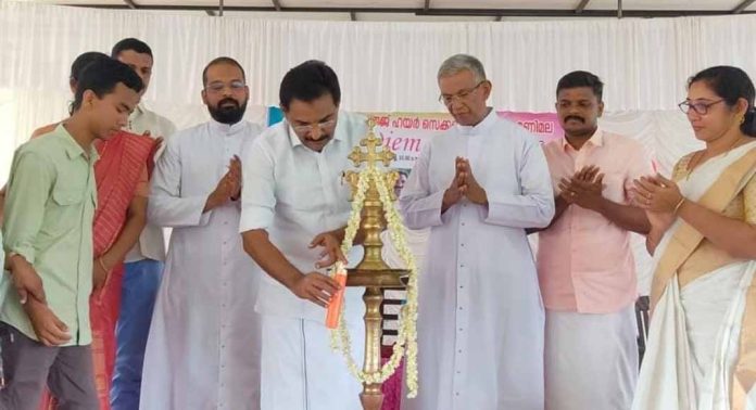 മണിമല സെന്റ് ജോർജ് ഹൈസ്ക്കൂളിൽ പ്രതിഭാ സംഗമവും അധ്യാപക രക്ഷാകർത്തൃ സമ്മേളനവും നടത്തി മണിമല സെന്റ് ജോർജ് ഹൈസ്ക്കൂളിൽ പ്രതിഭാ സംഗമവും അധ്യാപക രക്ഷാകർത്തൃ സമ്മേളനവും നടത്തി